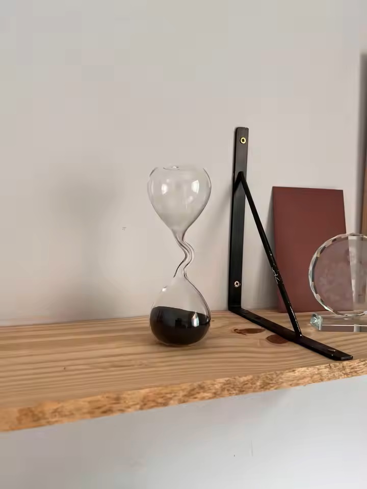 Interior Design Years Of School - Geschwungenes Design Schwarze Sanduhr Moderner Stil
