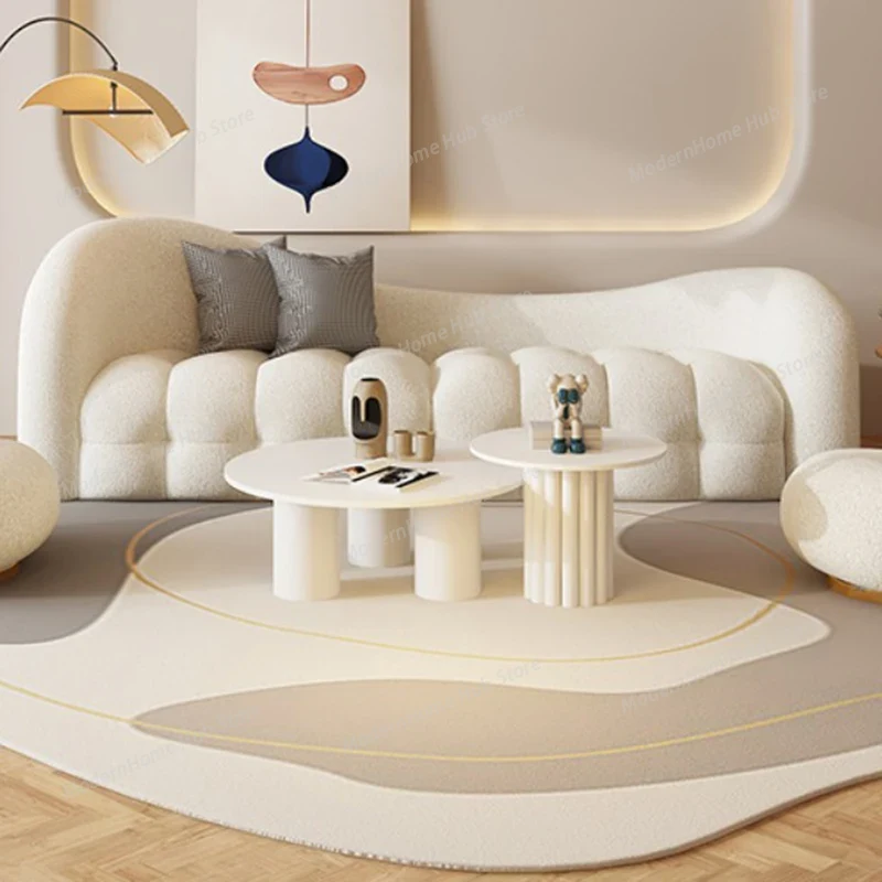 Interior Design White And Wood - Weiße Creme-Wohnzimmersofas, Inneneinrichtung im modischen, niedlichen